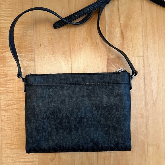 Michael Kors Waller Purse - Picture 2 of 3